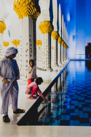 16 Décembre 2018:  Touristes musulmans visitant la Grande Mosquée Sheikh Zayed dans l'Emirat d'Abu Dhabi, plus grande mosquée des Emirats, Emirats Arabes Unis, Abu Dhabi, Emirats Arabes Unis                                                                                  16 Decembre 2018: Muslim tourists visiting the Sheikh Zayed Grand Mosque, the largest mosque in the Emirates, Abu Dhabi, United Arabic Emirates