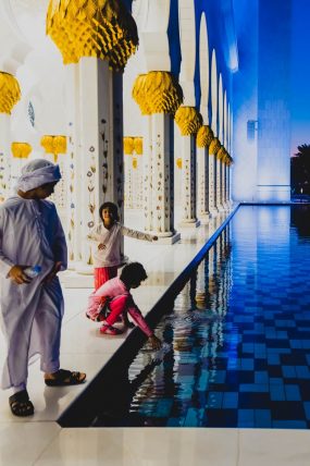 16 Décembre 2018:  Touristes musulmans visitant la Grande Mosquée Sheikh Zayed dans l'Emirat d'Abu Dhabi, plus grande mosquée des Emirats, Emirats Arabes Unis, Abu Dhabi, Emirats Arabes Unis                                                                                  16 Decembre 2018: Muslim tourists visiting the Sheikh Zayed Grand Mosque, the largest mosque in the Emirates, Abu Dhabi, United Arabic Emirates