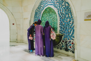 16 Décembre 2018:  Femmes musulmanes faisant les ablutions à la Grande Mosquée Sheikh Zayed dans l'Emirat d'Abu Dhabi, plus grande mosquée des Emirats, Emirats Arabes Unis, Abu Dhabi, Emirats Arabes Unis                                                                                  16 Decembre 2018: Muslim women cleaning up at the Sheikh Zayed Grand Mosque, the largest mosque in the Emirates, Abu Dhabi, United Arabic Emirates