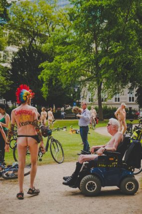 16 juin 2018: 13e édition de Cyclonudista regroupant près de 300 cyclistes nus ou habillés ainsi que des handicapés  pour attirer l’attention sur la vulnérabilité des cyclistes  en ville; Bruxelles, quartier européen, Belgique ;  Europe                                                                             16 June 2018: 13rd Cyclonudista edition gathering around 300 cyclists naked or in clothed  as well as disabled people to raise awareness on cyclists vulnerability in the city,; Brussels, European neighbourhood, Belgium; Europe