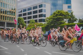 16 juin 2018: 13e édition de Cyclonudista regroupant près de 300 cyclistes nus ou habillés ainsi que des handicapés  pour attirer l’attention sur la vulnérabilité des cyclistes  en ville; Bruxelles, quartier européen, Belgique ;  Europe                                                                             16 June 2018: 13rd Cyclonudista edition gathering around 300 cyclists naked or in clothed  as well as disabled people to raise awareness on cyclists vulnerability in the city,; Brussels, European neighbourhood, Belgium; Europe