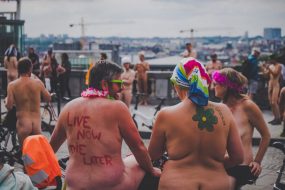 16 juin 2018: 13e édition de Cyclonudista regroupant près de 300 cyclistes nus ou habillés pour attirer l’attention sur la vulnérabilité des cyclistes  en ville; Bruxelles, Belgique                                                                             16 June 2018: 13rd Cyclonudista edition gathering around 300 cyclists naked or in clothed to raise awareness on cyclists vulnerability in the city,; Brussels, Belgium