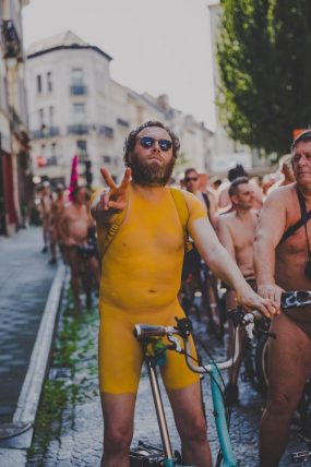 15 juin 2019 :14e édition de la Cyclonudista regroupant près de 100 cyclistes nus, habillés ou le corps peints aux couleur de la compétition cycliste prochaine démarrant à Bruxelles du Tour de France ainsi que des handicapés  pour attirer l’attention sur la vulnérabilité des cyclistes  en ville; Bruxelles, Belgique, Europe                                                                             15 June 2019: 14rd Cyclonudista edition gathering around 100 cyclists naked, in clothes or the body painted with colors of the Cyclist race the Tour de France to start from Brussels  as well as disabled people to raise awareness on cyclists vulnerability in the city,; Brussels, Belgium, Europe