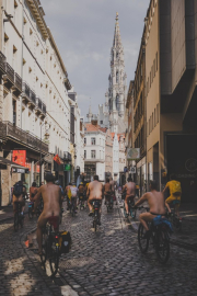 15 juin 2019 :14e édition de la Cyclonudista regroupant près de 100 cyclistes nus, habillés ou le corps peints aux couleur de la compétition cycliste prochaine démarrant à Bruxelles du Tour de France ainsi que des handicapés  pour attirer l’attention sur la vulnérabilité des cyclistes  en ville; Bruxelles, Belgique, Europe                                                                             15 June 2019: 14rd Cyclonudista edition gathering around 100 cyclists naked, in clothes or the body painted with colors of the Cyclist race the Tour de France to start from Brussels  as well as disabled people to raise awareness on cyclists vulnerability in the city,; Brussels, Belgium, Europe