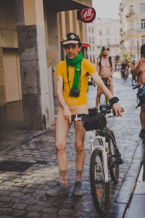 15 juin 2019 :14e édition de la Cyclonudista regroupant près de 100 cyclistes nus, habillés ou le corps peints aux couleur de la compétition cycliste prochaine démarrant à Bruxelles du Tour de France ainsi que des handicapés  pour attirer l’attention sur la vulnérabilité des cyclistes  en ville; Bruxelles, Belgique, Europe                                                                             15 June 2019: 14rd Cyclonudista edition gathering around 100 cyclists naked, in clothes or the body painted with colors of the Cyclist race the Tour de France to start from Brussels  as well as disabled people to raise awareness on cyclists vulnerability in the city,; Brussels, Belgium, Europe