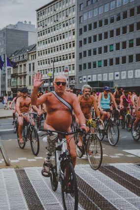 15 juin 2019 :14e édition de la Cyclonudista regroupant près de 100 cyclistes nus, habillés ou le corps peints aux couleur de la compétition cycliste prochaine démarrant à Bruxelles du Tour de France ainsi que des handicapés  pour attirer l’attention sur la vulnérabilité des cyclistes  en ville; Bruxelles, Belgique, Europe                                                                             15 June 2019: 14rd Cyclonudista edition gathering around 100 cyclists naked, in clothes or the body painted with colors of the Cyclist race the Tour de France to start from Brussels  as well as disabled people to raise awareness on cyclists vulnerability in the city,; Brussels, Belgium, Europe