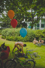 16 juin 2018: 13e édition de Cyclonudista regroupant près de 300 cyclistes nus ou habillés ainsi que des handicapés  pour attirer l’attention sur la vulnérabilité des cyclistes  en ville; Bruxelles, quartier européen, Belgique ;  Europe                                                                             16 June 2018: 13rd Cyclonudista edition gathering around 300 cyclists naked or in clothed  as well as disabled people to raise awareness on cyclists vulnerability in the city,; Brussels, European neighbourhood, Belgium; Europe