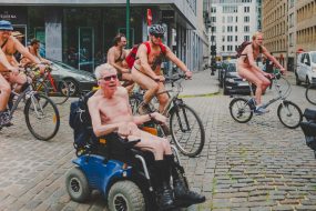 16 juin 2018: 13e édition de Cyclonudista regroupant près de 300 cyclistes nus ou habillés ainsi que des handicapés  pour attirer l’attention sur la vulnérabilité des cyclistes  en ville; Bruxelles, quartier européen, Belgique ;  Europe                                                                             16 June 2018: 13rd Cyclonudista edition gathering around 300 cyclists naked or in clothed  as well as disabled people to raise awareness on cyclists vulnerability in the city,; Brussels, European neighbourhood, Belgium; Europe