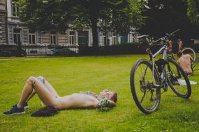 16 juin 2018: 13e édition de Cyclonudista regroupant près de 300 cyclistes nus ou habillés ainsi que des handicapés  pour attirer l’attention sur la vulnérabilité des cyclistes  en ville; Bruxelles, quartier européen, Belgique ;  Europe                                                                             16 June 2018: 13rd Cyclonudista edition gathering around 300 cyclists naked or in clothed  as well as disabled people to raise awareness on cyclists vulnerability in the city,; Brussels, European neighbourhood, Belgium; Europe