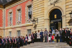 26 avril 2021: cérémonie d'hommage à Stéphanie Monfermé, fonctionnaire du commissariat de Rambouillet, assassinée quelques jours plus tôt  par un présumé islamiste, en présence des filles et époux de la vicitime, du président du Sénat G. Larcher,  du ministre de l'intérieur G. Darmanin, de la ministre déléguée M. Schiappa, de la mairesse de Rambouillet V. Matillon, parvis de l'hotel de ville de Rambouillet, France                                                                      26 April 2021: ceremony to pay tribute to Stéphanie Monfermé, administrative officer of Rambouillet police station murdered a few days earlier by an alleged Islamist, in presence of daughters and husband of the vicitm, President of the Sénate G. Larcher,  iIterior Minister G. Darmanin, Minister Delegated M. Schiappa, Mayoress of Rambouillet V. Matillon, esplanade of Rambouillet town hall, France