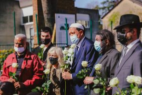 26 avril 2021: en présence de jeunes musulmans, de l'Imam Chalgoumi, d'un Rabbin et de l'écrivain Marek Halter, cérémonie d'hommage à Stéphanie Monfermé, fonctionnaire du commissariat de Rambouillet, assassinée quelques jours plus tôt  par un présumé islamiste, Rambouillet, France                                                                      26 April 2021: in presence of young muslims, Imam Chalgoumi,  a Rabbi and the writer Marek Halter, ceremony to pay tribute to Stéphanie Monfermé, administrative officer of Rambouillet police station murdered a few days earlier by an alleged Islamist, Rambouillet, France