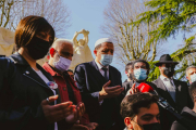 26 avril 2021: en présence de jeunes musulmans, de l'Imam Chalgoumi, d'un Rabbin et de l'écrivain Marek Halter, cérémonie d'hommage à Stéphanie Monfermé, fonctionnaire du commissariat de Rambouillet, assassinée quelques jours plus tôt  par un présumé islamiste, Rambouillet, France                                                                      26 April 2021: in presence of young muslims, Imam Chalgoumi,  a Rabbi and the writer Marek Halter, ceremony to pay tribute to Stéphanie Monfermé, administrative officer of Rambouillet police station murdered a few days earlier by an alleged Islamist, Rambouillet, France