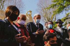 26 avril 2021: en présence de jeunes musulmans, de l'Imam Chalgoumi, d'un Rabbin et de l'écrivain Marek Halter, cérémonie d'hommage à Stéphanie Monfermé, fonctionnaire du commissariat de Rambouillet, assassinée quelques jours plus tôt  par un présumé islamiste, Rambouillet, France                                                                      26 April 2021: in presence of young muslims, Imam Chalgoumi,  a Rabbi and the writer Marek Halter, ceremony to pay tribute to Stéphanie Monfermé, administrative officer of Rambouillet police station murdered a few days earlier by an alleged Islamist, Rambouillet, France