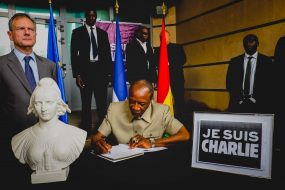 11 janvier 2015: manifestation organisée par l'Ambassade de France en Guinée avec la participation du Président de la République de Guinée Alpha Condé et de l'ambassadeur de France en Guinée Bertrand Cochery, en soutien aux victimes du terrorisme après l'attentat contre Charlie Hebdo à Paris quelques jours plus tôt Conakry, République de Guinée, Afrique de l'Ouest                               11 January 2015: Demonstration organized by the French Embassy in Guinea with the participation of President of Republic of Guinea Alpha Condé and the French Ambassador in Guinea Bertrand Cochery, in support of terrorism victims after terrorists attack in Paris a few days before against Charlie Hebdo, Conakry, Republic of Guinea, West Africa