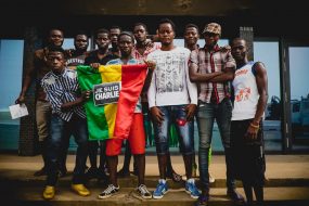 11 janvier 2015: manifestation de soutien de la presse et de personnalité guinéennes aux victimes du terrorisme après l'attentat contre Charlie Hebdo à Paris quelques jours plus tôt, Conakry, République de Guinée, Afrique de l'Ouest                               11 January 2015: demonstration in support of terrorism vicitms with participation of Guinean press and several public stakeholders after terrorists attack in Paris a few days before against Charlie Hebdo, Conakry, Republic of Guinea, West Africa