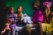 21 septembre 2015: famille musulmane se préparant à une cérémonie de baptème à Macenta, Guinée forestière, République de Guinée, Afrique de l'Ouest,                                            21 September 2015: muslim family getting ready to a baby naming ceremony in Macenta, Forest Region, Republic of Guinea, West Africa