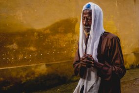 21 septembre 2015: Imam de l'ethnie konianke se rendant à une cérémonie de baptème à Macenta, Guinée forestière, République de Guinée, Afrique de l'Ouest,                                          21 September 2015: ethnic-konianke Imam getting ready to perform a muslim baby naming ceremony in Macenta, Forest Region, Republic of Guinea, West Africa