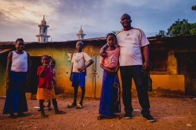 4 juin 2015: Enfants  dans le quartier d'une mosquée à N'Zérékoré, Guinée forestière, République de Guinée, Afrique de l'Ouest                                                     4 June 2015: Children in a Mosquée neighborhood in N'Zérékoré, Forest Region, Republic of Guinea, West Africa
