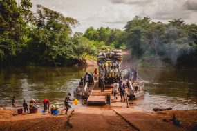 0 juillet 2014, transporteur routier traversant une rivière par bac, Basse-Guinée, République de Guinée,                        20 July 2014, road haulier crossing a river by a ferry, Lower-Guinea, Republic of Guinea