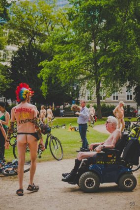 16 juin 2018: 13e édition de Cyclonudista regroupant près de 300 cyclistes nus ou habillés ainsi que des handicapés  pour attirer l’attention sur la vulnérabilité des cyclistes  en ville; Bruxelles, quartier européen, Belgique ;  Europe                                                                             16 June 2018: 13rd Cyclonudista edition gathering around 300 cyclists naked or in clothed  as well as disabled people to raise awareness on cyclists vulnerability in the city,; Brussels, European neighbourhood, Belgium; Europe