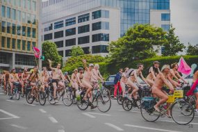 16 juin 2018: 13e édition de Cyclonudista regroupant près de 300 cyclistes nus ou habillés ainsi que des handicapés  pour attirer l’attention sur la vulnérabilité des cyclistes  en ville; Bruxelles, quartier européen, Belgique ;  Europe                                                                             16 June 2018: 13rd Cyclonudista edition gathering around 300 cyclists naked or in clothed  as well as disabled people to raise awareness on cyclists vulnerability in the city,; Brussels, European neighbourhood, Belgium; Europe