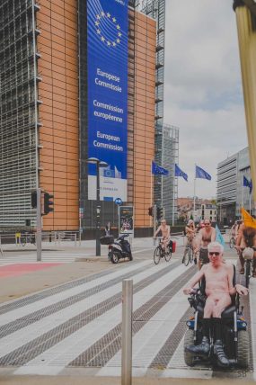 16 juin 2018: 13e édition de Cyclonudista regroupant près de 300 cyclistes nus ou habillés ainsi que des handicapés  pour attirer l’attention sur la vulnérabilité des cyclistes  en ville; Bruxelles, quartier européen, Belgique ;  Europe                                                                             16 June 2018: 13rd Cyclonudista edition gathering around 300 cyclists naked or in clothed  as well as disabled people to raise awareness on cyclists vulnerability in the city,; Brussels, European neighbourhood, Belgium; Europe