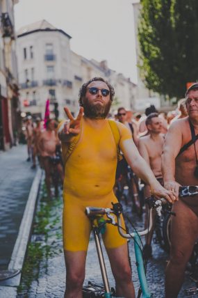 15 juin 2019 :14e édition de la Cyclonudista regroupant près de 100 cyclistes nus, habillés ou le corps peints aux couleur de la compétition cycliste prochaine démarrant à Bruxelles du Tour de France ainsi que des handicapés  pour attirer l’attention sur la vulnérabilité des cyclistes  en ville; Bruxelles, Belgique, Europe                                                                             15 June 2019: 14rd Cyclonudista edition gathering around 100 cyclists naked, in clothes or the body painted with colors of the Cyclist race the Tour de France to start from Brussels  as well as disabled people to raise awareness on cyclists vulnerability in the city,; Brussels, Belgium, Europe