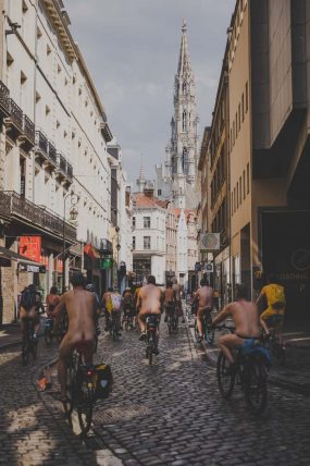 15 juin 2019 :14e édition de la Cyclonudista regroupant près de 100 cyclistes nus, habillés ou le corps peints aux couleur de la compétition cycliste prochaine démarrant à Bruxelles du Tour de France ainsi que des handicapés  pour attirer l’attention sur la vulnérabilité des cyclistes  en ville; Bruxelles, Belgique, Europe                                                                             15 June 2019: 14rd Cyclonudista edition gathering around 100 cyclists naked, in clothes or the body painted with colors of the Cyclist race the Tour de France to start from Brussels  as well as disabled people to raise awareness on cyclists vulnerability in the city,; Brussels, Belgium, Europe