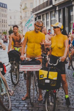 15 juin 2019 :14e édition de la Cyclonudista regroupant près de 100 cyclistes nus, habillés ou le corps peints aux couleur de la compétition cycliste prochaine démarrant à Bruxelles du Tour de France ainsi que des handicapés  pour attirer l’attention sur la vulnérabilité des cyclistes  en ville; Bruxelles, Belgique, Europe                                                                             15 June 2019: 14rd Cyclonudista edition gathering around 100 cyclists naked, in clothes or the body painted with colors of the Cyclist race the Tour de France to start from Brussels  as well as disabled people to raise awareness on cyclists vulnerability in the city,; Brussels, Belgium, Europe
