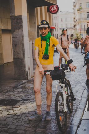 15 juin 2019 :14e édition de la Cyclonudista regroupant près de 100 cyclistes nus, habillés ou le corps peints aux couleur de la compétition cycliste prochaine démarrant à Bruxelles du Tour de France ainsi que des handicapés  pour attirer l’attention sur la vulnérabilité des cyclistes  en ville; Bruxelles, Belgique, Europe                                                                             15 June 2019: 14rd Cyclonudista edition gathering around 100 cyclists naked, in clothes or the body painted with colors of the Cyclist race the Tour de France to start from Brussels  as well as disabled people to raise awareness on cyclists vulnerability in the city,; Brussels, Belgium, Europe