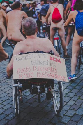 15 juin 2019 :14e édition de la Cyclonudista regroupant près de 100 cyclistes nus, habillés ou le corps peints aux couleur de la compétition cycliste prochaine démarrant à Bruxelles du Tour de France ainsi que des handicapés  pour attirer l’attention sur la vulnérabilité des cyclistes  en ville; Bruxelles, Belgique, Europe                                                                             15 June 2019: 14rd Cyclonudista edition gathering around 100 cyclists naked, in clothes or the body painted with colors of the Cyclist race the Tour de France to start from Brussels  as well as disabled people to raise awareness on cyclists vulnerability in the city,; Brussels, Belgium, Europe