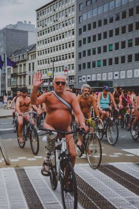 15 juin 2019 :14e édition de la Cyclonudista regroupant près de 100 cyclistes nus, habillés ou le corps peints aux couleur de la compétition cycliste prochaine démarrant à Bruxelles du Tour de France ainsi que des handicapés  pour attirer l’attention sur la vulnérabilité des cyclistes  en ville; Bruxelles, Belgique, Europe                                                                             15 June 2019: 14rd Cyclonudista edition gathering around 100 cyclists naked, in clothes or the body painted with colors of the Cyclist race the Tour de France to start from Brussels  as well as disabled people to raise awareness on cyclists vulnerability in the city,; Brussels, Belgium, Europe