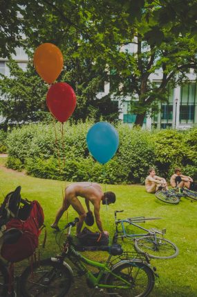 16 juin 2018: 13e édition de Cyclonudista regroupant près de 300 cyclistes nus ou habillés ainsi que des handicapés  pour attirer l’attention sur la vulnérabilité des cyclistes  en ville; Bruxelles, quartier européen, Belgique ;  Europe                                                                             16 June 2018: 13rd Cyclonudista edition gathering around 300 cyclists naked or in clothed  as well as disabled people to raise awareness on cyclists vulnerability in the city,; Brussels, European neighbourhood, Belgium; Europe