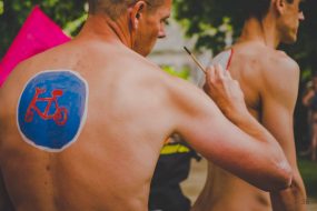 16 juin 2018: 13e édition de Cyclonudista regroupant près de 300 cyclistes nus ou habillés ainsi que des handicapés  pour attirer l’attention sur la vulnérabilité des cyclistes  en ville; Bruxelles, quartier européen, Belgique ;  Europe                                                                             16 June 2018: 13rd Cyclonudista edition gathering around 300 cyclists naked or in clothed  as well as disabled people to raise awareness on cyclists vulnerability in the city,; Brussels, European neighbourhood, Belgium; Europe