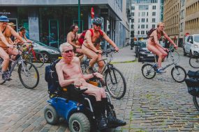 16 juin 2018: 13e édition de Cyclonudista regroupant près de 300 cyclistes nus ou habillés ainsi que des handicapés  pour attirer l’attention sur la vulnérabilité des cyclistes  en ville; Bruxelles, quartier européen, Belgique ;  Europe                                                                             16 June 2018: 13rd Cyclonudista edition gathering around 300 cyclists naked or in clothed  as well as disabled people to raise awareness on cyclists vulnerability in the city,; Brussels, European neighbourhood, Belgium; Europe