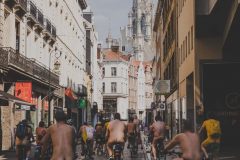 15 juin 2019 :14e édition de la Cyclonudista regroupant près de 100 cyclistes nus, habillés ou le corps peints aux couleur de la compétition cycliste prochaine démarrant à Bruxelles du Tour de France ainsi que des handicapés  pour attirer l’attention sur la vulnérabilité des cyclistes  en ville; Bruxelles, Belgique, Europe                                                                             15 June 2019: 14rd Cyclonudista edition gathering around 100 cyclists naked, in clothes or the body painted with colors of the Cyclist race the Tour de France to start from Brussels  as well as disabled people to raise awareness on cyclists vulnerability in the city,; Brussels, Belgium, Europe