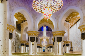 16 Décembre 2018:  Grande Mosquée Sheikh Zayed dans l'Emirat d'Abu Dhabi, plus grande mosquée des Emirats, Emirats Arabes Unis, Abu Dhabi, Emirats Arabes Unis                                                                                  16 Decembre 2018: Sheikh Zayed Grand Mosque, the largest mosque in the Emirates, Abu Dhabi, United Arabic Emirates
