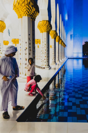 16 Décembre 2018:  Touristes musulmans visitant la Grande Mosquée Sheikh Zayed dans l'Emirat d'Abu Dhabi, plus grande mosquée des Emirats, Emirats Arabes Unis, Abu Dhabi, Emirats Arabes Unis                                                                                  16 Decembre 2018: Muslim tourists visiting the Sheikh Zayed Grand Mosque, the largest mosque in the Emirates, Abu Dhabi, United Arabic Emirates