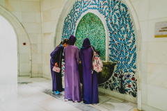 16 Décembre 2018:  Femmes musulmanes faisant les ablutions à la Grande Mosquée Sheikh Zayed dans l'Emirat d'Abu Dhabi, plus grande mosquée des Emirats, Emirats Arabes Unis, Abu Dhabi, Emirats Arabes Unis                                                                                  16 Decembre 2018: Muslim women cleaning up at the Sheikh Zayed Grand Mosque, the largest mosque in the Emirates, Abu Dhabi, United Arabic Emirates