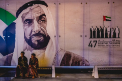 16 Décembre 2018: pélerins musulmans d'Asie centrale se reposant devant un portrait géant de Sheikh Zayed bin Sultan, fondateur des Emirats Arabes Unis, Grande Mosquée Sheikh Zayed, Abu Dhabi, Emirats Arabes Unis    , Abu Dhabi, Emirats Arabes Unis                                                                                    16 Decembre 2018: Pilgrims from central Asia having a rest in front of a geant portrait of Sheikh Zayed bin Sultan, the United Arabic Emirate's founder, Sheikh Zayed Grand Mosque, Abu Dhabi, United Arabic Emirates