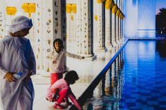 16 Décembre 2018:  Touristes musulmans visitant la Grande Mosquée Sheikh Zayed dans l'Emirat d'Abu Dhabi, plus grande mosquée des Emirats, Emirats Arabes Unis, Abu Dhabi, Emirats Arabes Unis                                                                                  16 Decembre 2018: Muslim tourists visiting the Sheikh Zayed Grand Mosque, the largest mosque in the Emirates, Abu Dhabi, United Arabic Emirates