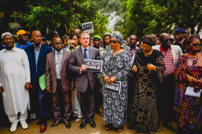 11 janvier 2015: manifestation avec la participation de l'ambassadeur de France en Guinée Bertrand Cochery, de la présidente du Conseil National de la Communicaiton Martine Condé, de la presse, et d'autres personnalité guinéennes en soutien aux victimes du terrorisme après l'attentat contre Charlie Hebdo à Paris quelques jours plus tôt, Conakry, République de Guinée, Afrique de l'Ouest                               11 January 2015: Demonstration in support of terrorism victims with the participation of French Ambassador in Guinea Bertrand Cochery, President of the Communication National Council Martine Condé,  Guinean press and other  public stakeholders after the terrorists attack in Paris a few days before against Charlie Hebdo, Conakry, Republic of Guinea, West Africa