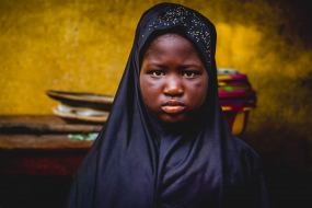 21 septembre 2015: jeune fille musulmane à Macenta, Guinée forestière, République de Guinée, Afrique de l'Ouest                                        21 September 2015: young muslim girl in Macenta, Forest Region, Republic of Guinea, West Africa