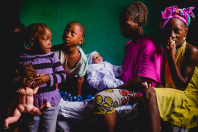 21 septembre 2015: famille musulmane se préparant à une cérémonie de baptème à Macenta, Guinée forestière, République de Guinée, Afrique de l'Ouest,                                            21 September 2015: muslim family getting ready to a baby naming ceremony in Macenta, Forest Region, Republic of Guinea, West Africa