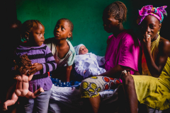 21 septembre 2015: famille musulmane se préparant à une cérémonie de baptème à Macenta, Guinée forestière, République de Guinée, Afrique de l'Ouest,                                            21 September 2015: muslim family getting ready to a baby naming ceremony in Macenta, Forest Region, Republic of Guinea, West Africa