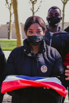 26 avril 2021: en présence de jeunes musulmans, de l'Imam Chalgoumi, d'un Rabbin et de l'écrivain Marek Halter, cérémonie d'hommage à Stéphanie Monfermé, fonctionnaire du commissariat de Rambouillet, assassinée quelques jours plus tôt  par un présumé islamiste, Rambouillet, France                                                                      26 April 2021: in presence of young muslims, Imam Chalgoumi,  a Rabbi and the writer Marek Halter, ceremony to pay tribute to Stéphanie Monfermé, administrative officer of Rambouillet police station murdered a few days earlier by an alleged Islamist, Rambouillet, France