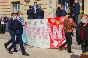 26 avril 2021: cérémonie d'hommage à Stéphanie Monfermé, fonctionnaire du commissariat de Rambouillet, assassinée quelques jours plus tôt  par un présumé islamiste, en présence des filles et époux de la vicitime, du président du Sénat G. Larcher,  du ministre de l'intérieur G. Darmanin, de la ministre déléguée M. Schiappa, de la mairesse de Rambouillet V. Matillon, parvis de l'hotel de ville de Rambouillet, France                                                                      26 April 2021: ceremony to pay tribute to Stéphanie Monfermé, administrative officer of Rambouillet police station murdered a few days earlier by an alleged Islamist, in presence of daughters and husband of the vicitm, President of the Sénate G. Larcher,  iIterior Minister G. Darmanin, Minister Delegated M. Schiappa, Mayoress of Rambouillet V. Matillon, esplanade of Rambouillet town hall, France