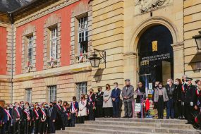 26 avril 2021: cérémonie d'hommage à Stéphanie Monfermé, fonctionnaire du commissariat de Rambouillet, assassinée quelques jours plus tôt  par un présumé islamiste, en présence des filles et époux de la vicitime, du président du Sénat G. Larcher,  du ministre de l'intérieur G. Darmanin, de la ministre déléguée M. Schiappa, de la mairesse de Rambouillet V. Matillon, parvis de l'hotel de ville de Rambouillet, France                                                                      26 April 2021: ceremony to pay tribute to Stéphanie Monfermé, administrative officer of Rambouillet police station murdered a few days earlier by an alleged Islamist, in presence of daughters and husband of the vicitm, President of the Sénate G. Larcher,  iIterior Minister G. Darmanin, Minister Delegated M. Schiappa, Mayoress of Rambouillet V. Matillon, esplanade of Rambouillet town hall, France