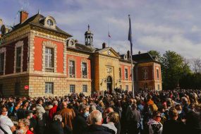 26 avril 2021: cérémonie d'hommage à Stéphanie Monfermé, fonctionnaire du commissariat de Rambouillet, assassinée quelques jours plus tôt  par un présumé islamiste, en présence des filles et époux de la vicitime, du président du Sénat G. Larcher,  du ministre de l'intérieur G. Darmanin, de la ministre déléguée M. Schiappa, de la mairesse de Rambouillet V. Matillon, parvis de l'hotel de ville de Rambouillet, France                                                                      26 April 2021: ceremony to pay tribute to Stéphanie Monfermé, administrative officer of Rambouillet police station murdered a few days earlier by an alleged Islamist, in presence of daughters and husband of the vicitm, President of the Sénate G. Larcher,  iIterior Minister G. Darmanin, Minister Delegated M. Schiappa, Mayoress of Rambouillet V. Matillon, esplanade of Rambouillet town hall, France