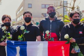 26 avril 2021: en présence de jeunes musulmans, de l'Imam Chalgoumi, d'un Rabbin et de l'écrivain Marek Halter, cérémonie d'hommage à Stéphanie Monfermé, fonctionnaire du commissariat de Rambouillet, assassinée quelques jours plus tôt  par un présumé islamiste, Rambouillet, France                                                                      26 April 2021: in presence of young muslims, Imam Chalgoumi,  a Rabbi and the writer Marek Halter, ceremony to pay tribute to Stéphanie Monfermé, administrative officer of Rambouillet police station murdered a few days earlier by an alleged Islamist, Rambouillet, France